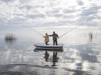 El fotógrafo Gabriele Galimberti (42) pesca con su padre, Roberto (72), en el lago Trasimeno (Italia), como hacían hace más de 30 años.