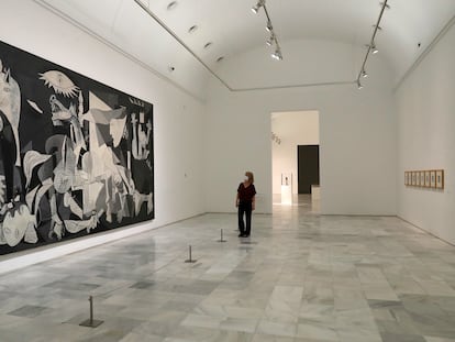 Nicola Wohlfarth, jefa de Gabinete del Museo, supervisa la sala de 'Guernica' este miércoles.