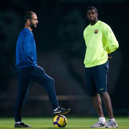 Yaya Touré junto a Pep Guardiola durante su etapa en el Barcelona.