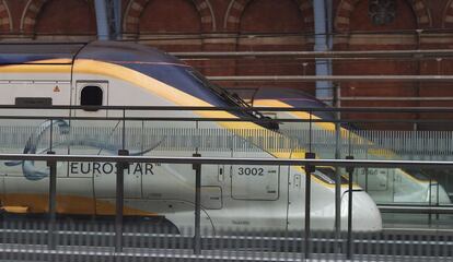Un tren Eurostar en la estación de ferrocarril de St. Pancras en Londres
