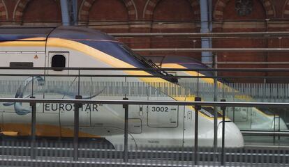 Un tren Eurostar en la estaci&oacute;n de ferrocarril de St. Pancras en Londres