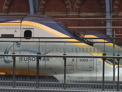 Un tren Eurostar en la estaci&oacute;n de ferrocarril de St. Pancras en Londres