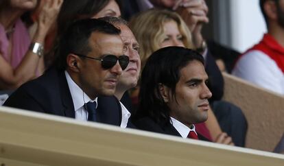 El delantero colombiano Radamel Falcao (d) y su agente, Jorge Mendes, en el palco del Luis II de Mónaco, en 2014.