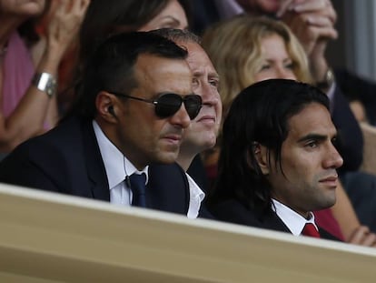 El delantero colombiano Radamel Falcao (d) y su agente, Jorge Mendes, en el palco del Luis II de M&oacute;naco, en 2014.