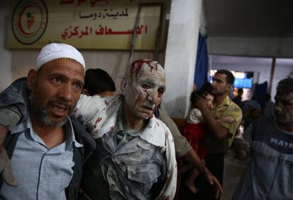 Llegada de heridos a un hospital improvisado en la zona de Duma cerca de Damasco (Siria) tras un ataque aéreo. Al menos 32 personas murieron por bombardeos de la aviación del Ejército del régimen contra poblaciones del norte y el centro de Siria, informó el Observatorio Sirio de Derechos Humanos.