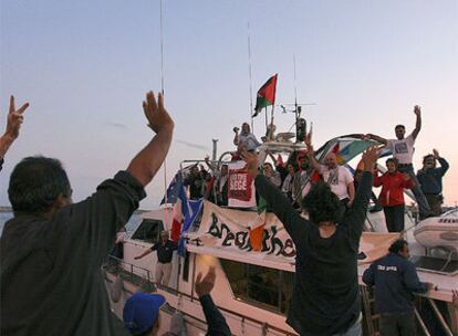 Varias personas despiden al 'Dignity' cuando salían ayer del puerto de Larnaca.