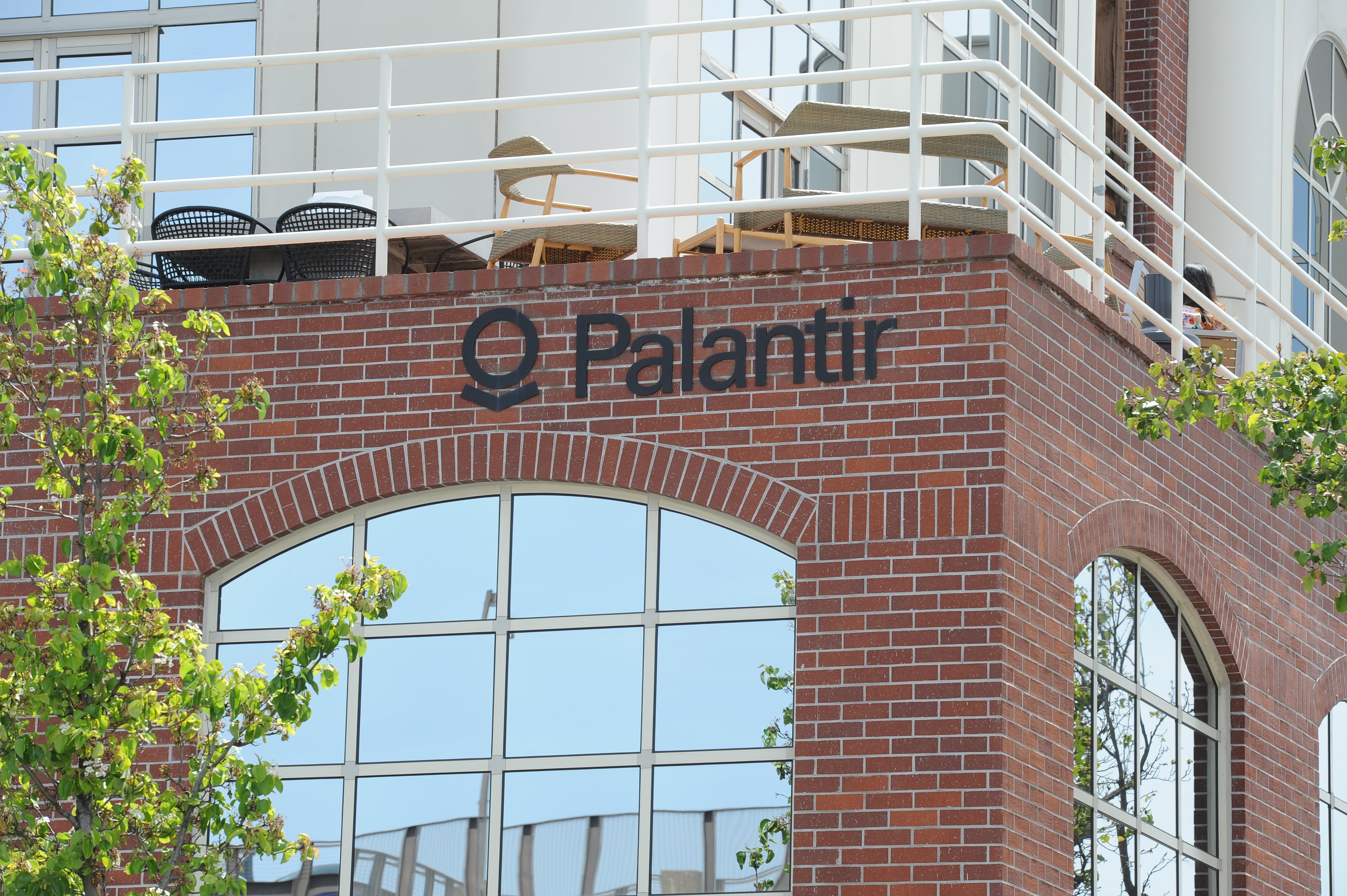 Logo de la compañía Palantir, en su sede en Palo Alto (EE UU).