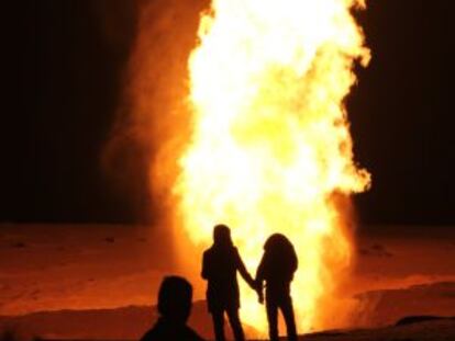 Las llamas surgen del oleoducto en El Arish, en Egipto.