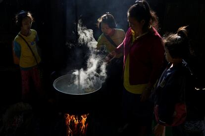 Una profesora de la tribu de la colina cocina junto a sus estudiantes el almuerzo para la escuela de policía fronteriza Mae Chan Tha, en el districto de Umphang, en la provincia de Tak (Tailandia).