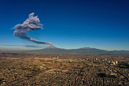 El volcán Popocatépetl expulsa una columna de 2,5 kilómetros de vapor, gases y ceniza que es vista desde Puebla (México), el 28 de marzo de 2019. El Comité Científico Asesor del Volcán recomendó cambiar la fase del semáforo de alerta volcánica de amarillo fase 2 a fase 3, debido a la gran actividad registrada en días pasados. De acuerdo con datos del Centro Nacional de Prevención de Desastres, en las últimas 24 horas previas a esta recomendación se identificaron 61 exhalaciones, así como dos sismos volcanotectónicos de 2 grados en la escala de Richter.