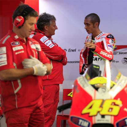 Valentino Rossi, con sus mecánicos, ayer en Losail.