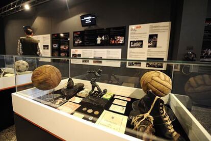 Paneles y objetos expuestos en el Museo Príncipe Felipe, que repasa la historia del Valencia Club de Fútbol.