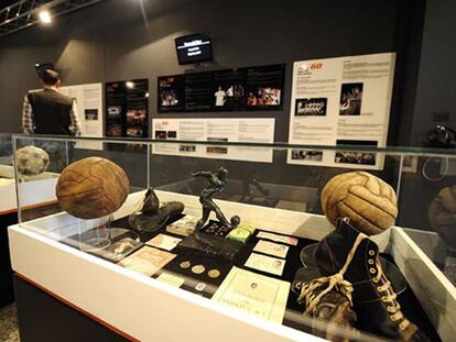 Paneles y objetos expuestos en el Museo Príncipe Felipe, que repasa la historia del Valencia Club de Fútbol.