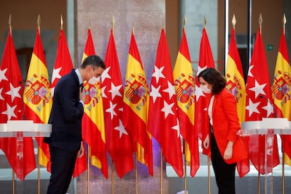 La presidenta de la Comunidad de Madrid, Isabel Díaz Ayuso, y el presidente del Gobierno, Pedro Sánchez, se saludan durante su comparecencia conjunta.