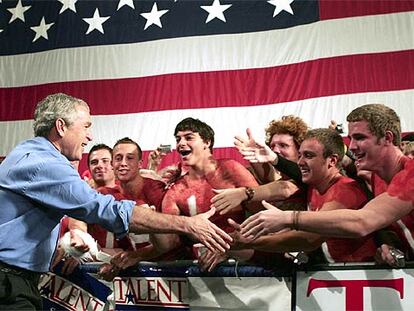 Bush saluda a simpatizantes del Partido Republicano tras un mitin en Springfield, en el Estado de Misuri.