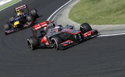 El McLaren de Jenson Button perseguido por Vettel.