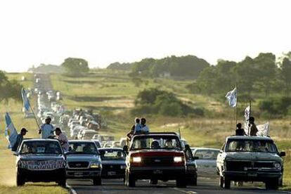 Manifestantes del municipio fronterizo argentino de Gualeyguaichú protestan por la construcción de dos papeleras en Uruguay.