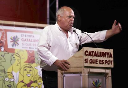 Lluís Rabell, cap de llista de Catalunya Sí que es Pot, va cantar una versió reivindicativa en català de la cançó 'Pongamos que hablo de Madrid', de Joaquín Sabina, en un acte a Sant Boi de Llobregat el 14 de setembre. Rabell va anunciar que acabarà la campanya cantant 'L'estaca', de Lluís Llach, precisament cap de llista de Junts pel Sí per Girona. A la imatge, Rabell al Prat de Llobregat el 16 de setembre.