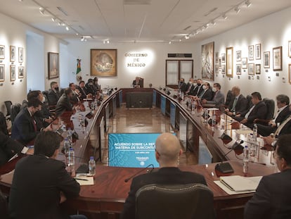 Reunión del presidente López Obrador con autoridades y empresarios, este lunes en el Palacio Nacional.