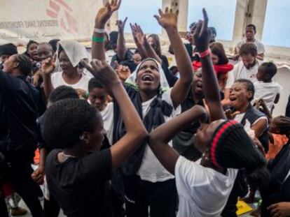 Cada uno de los 630 migrantes a bordo del ‘Aquarius’ tiene una historia dramática detrás. Este es el relato de su travesía hacia España a través de sus testimonios desde el barco, en el que viaja EL PAÍS