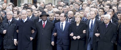 Líderes mundiais durante a marcha, em Paris. Da esquerda para a direita: Jean-Claude Juncker, Benjamin Netanyahu, Ibrahim Boubacar, François Hollande, Angela Merkel, Donald Tusk e Mahmoud Abbas.