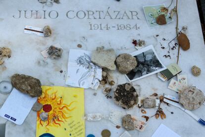 La tumba de Julio Cortázar en el cementerio de Montparnasse.