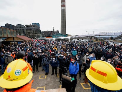 Trabajadores de la fundición de cobre Ventanas de Codelco participan en una manifestación para defender sus puestos de trabajo en junio de 2022.