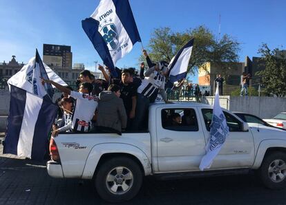 Las camionetas que se adaptaron para transportar a los seguidores de Rayados.