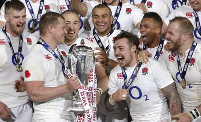 Hartley sostiene el trofeo ante la alegría de los jugadores.