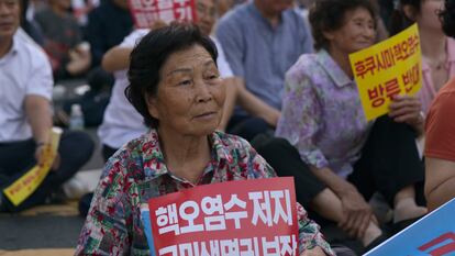 La buceadora Lee Hee Soon protesta en la película 'Las últimas mujeres del mar'.