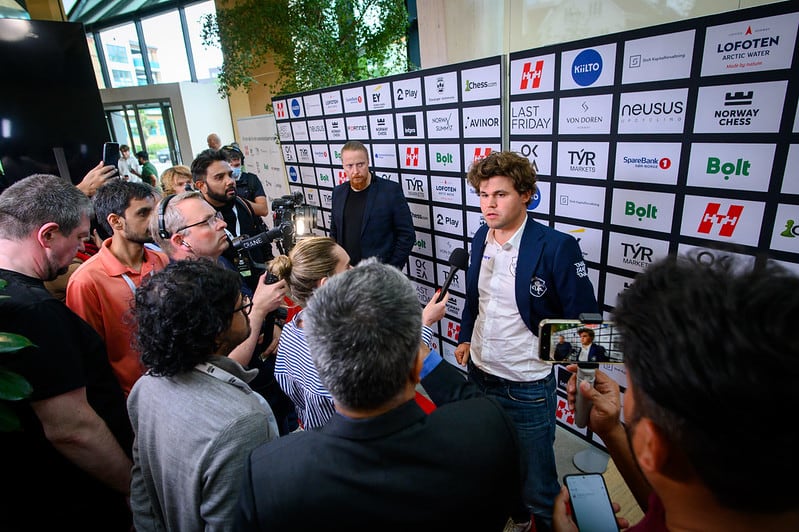 Carlsen atiende a los periodistas, este lunes en Stavanger (Noruega)