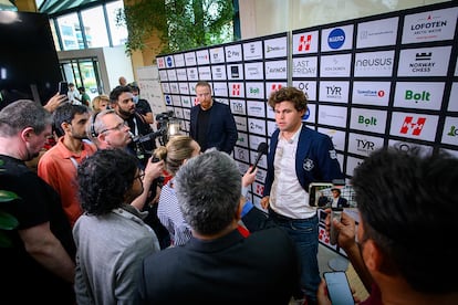 Carlsen serves journalists, this Monday at Stavanger (Norway)