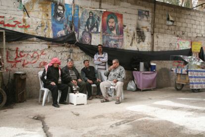 Un grupo de iraquíes desempleados beben té en las calles de Sayydeh Zenab, suburbio cercano a Damasco, el 17 de marzo de 2008.