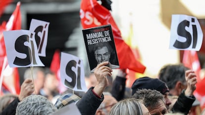 Uno de los simpatizantes concentrados ante la sede del PSOE en Madrid el pasado sábado en apoyo de su secretario general sostiene una copia del libro de Pedro Sánchez.