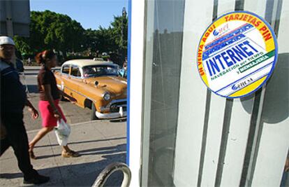 Un hombre y una mujer pasan por delante de un puesto de Internet reservado para los turistas en La Habana.