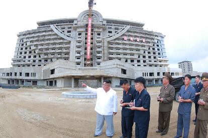 El líder norcoreano, Kim Jong-Un, en su visita a la cosntrucción del área turística Wonsan-Kalma en Kangwon (Corea del Norte)