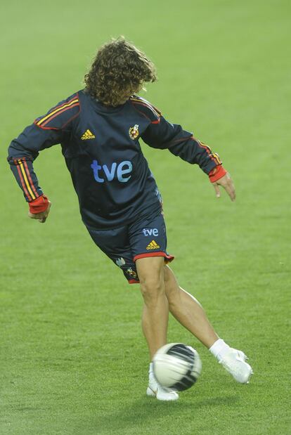 Puyol hace una rabona en el entrenamiento de ayer.