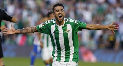 El centrocampista del Real Betis Dani Ceballos celebra su gol, primero del equipo.