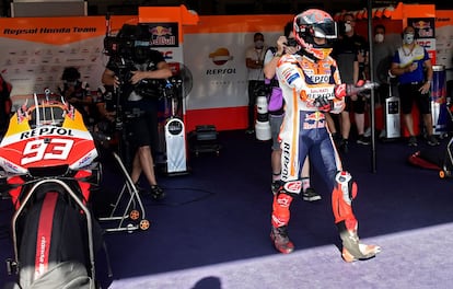 Marc Marquez estira el hombro en el box del equipo Repsol Honda.