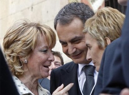 Aguirre conversa con Zapatero y su esposa, Sonsoles Espinosa, en la entrega del Premio Cervantes.