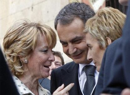 Aguirre conversa con Zapatero y su esposa, Sonsoles Espinosa, en la entrega del Premio Cervantes.