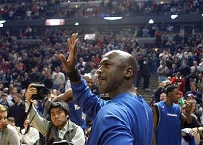 Michael Jordan se despide de los aficionados de Chicago en su último partido en el United Center.