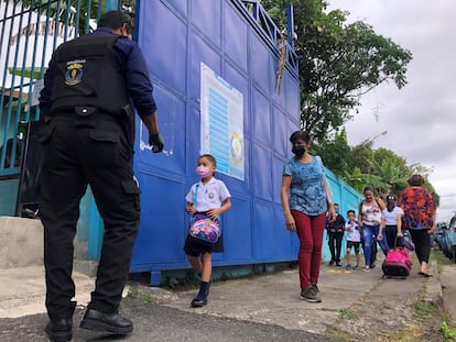 El portero de la escuela Juan Santamaría, en el municipio Curridabat (al este de la capital) toma la temperatura de los estudiantes a la entrada. Las medidas dictadas por el Ministerio de Salud y el de Educación se cumplen de manera estricta en escuelas y colegios, afirman las autoridades.