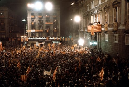 Vista del público en la Plaça de Sant Jaume a la espera de Josep Tarradellas desde el balcón del Palau de la Generalitat (en aquella época todavía Diputación de Barcelona).