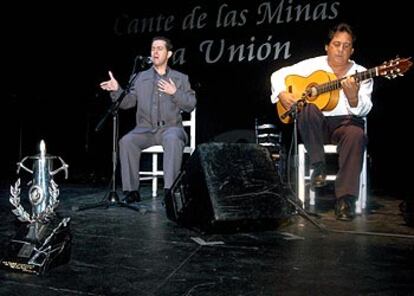 El cantaor Raúl Montesinos, durante su actuación tras obtener la Lámpara Minera.