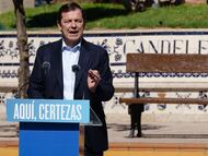 Alfonso Fernández Mañueco, este jueves en un acto electoral en Candeleda (Ávila).