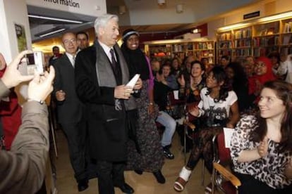Visita de Mario Vargas Llosa a Rinkeby School Library en Estocolmo