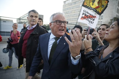 Els manifestants han impedit l'accés de Josep Bou, líder municipal del PP a Barcelona, al Palau de Congressos.