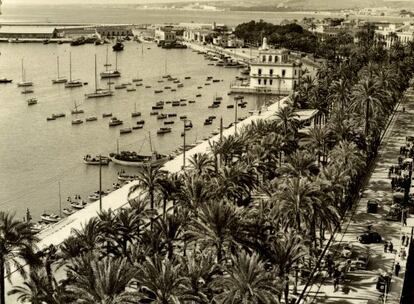 Imagen de la dársena del puerto alicantino incluida en la obra de Joaquín Santo Matas '50 años del restaurante Dársena en la historia de Alicante'.