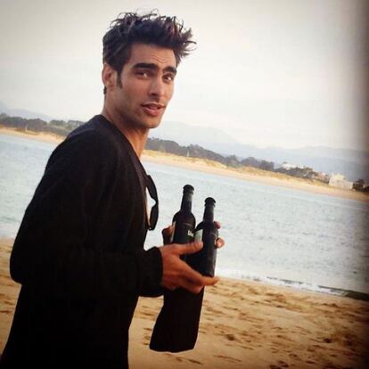 El modelo Jon Kortajarena ha subido una foto a su cuenta de Instagram posando con dos cervezas y, según escribe, "preparado para ver el atardecer" en Lanzarote, donde se compró una casa en 2014.